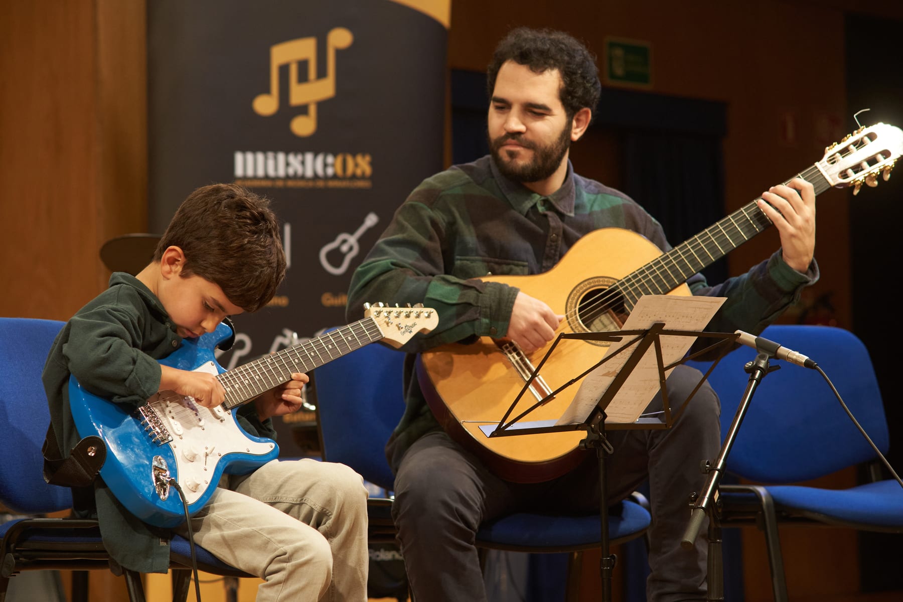Momento de partilha entre adulto e criança perto de um instrumento